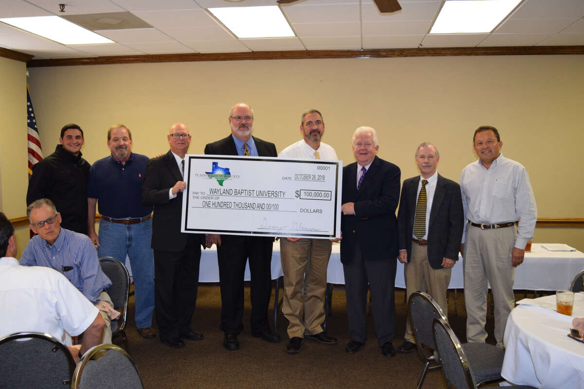 WBU officials were presented with a check by the Hale County-Plainview Economic Development Corporation during the EDC’s quarterly meeting Friday. L to R: Kevin Torres, WBU; Ross Owen, EDC; Mike Fox, EDC; Claude Lusk, WBU; Kevin Ludlum, WBU; Mike Melcher, WBU; Kelly Warren, WBU and V. O. Ortega, EDC.