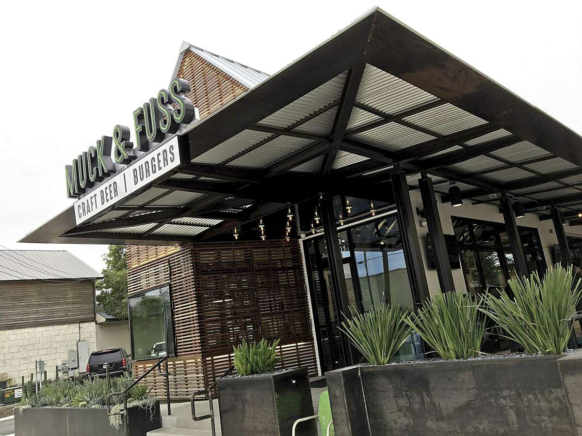 Review Muck & Fuss and Sidecar unite burgers, beer, craft cocktails in