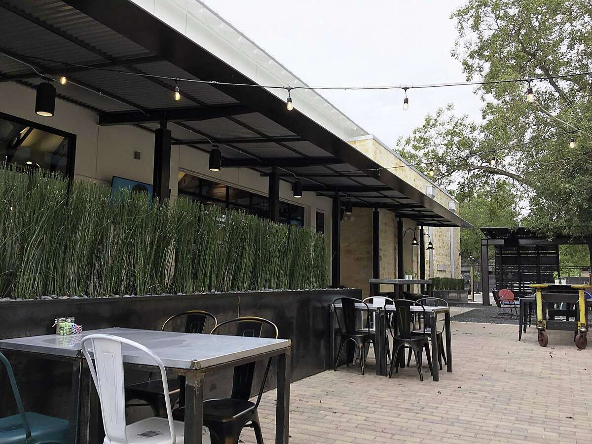 Review Muck & Fuss and Sidecar unite burgers, beer, craft cocktails in