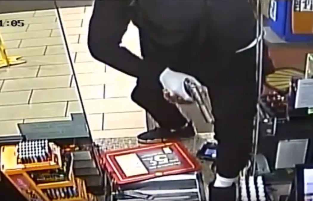 Robbery suspect threatens clerk at gunpoint during Houston convenience