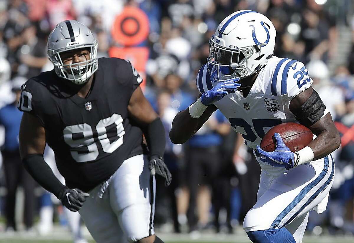 Raiders defensive tackle Johnathan Hankins (90) walks off the