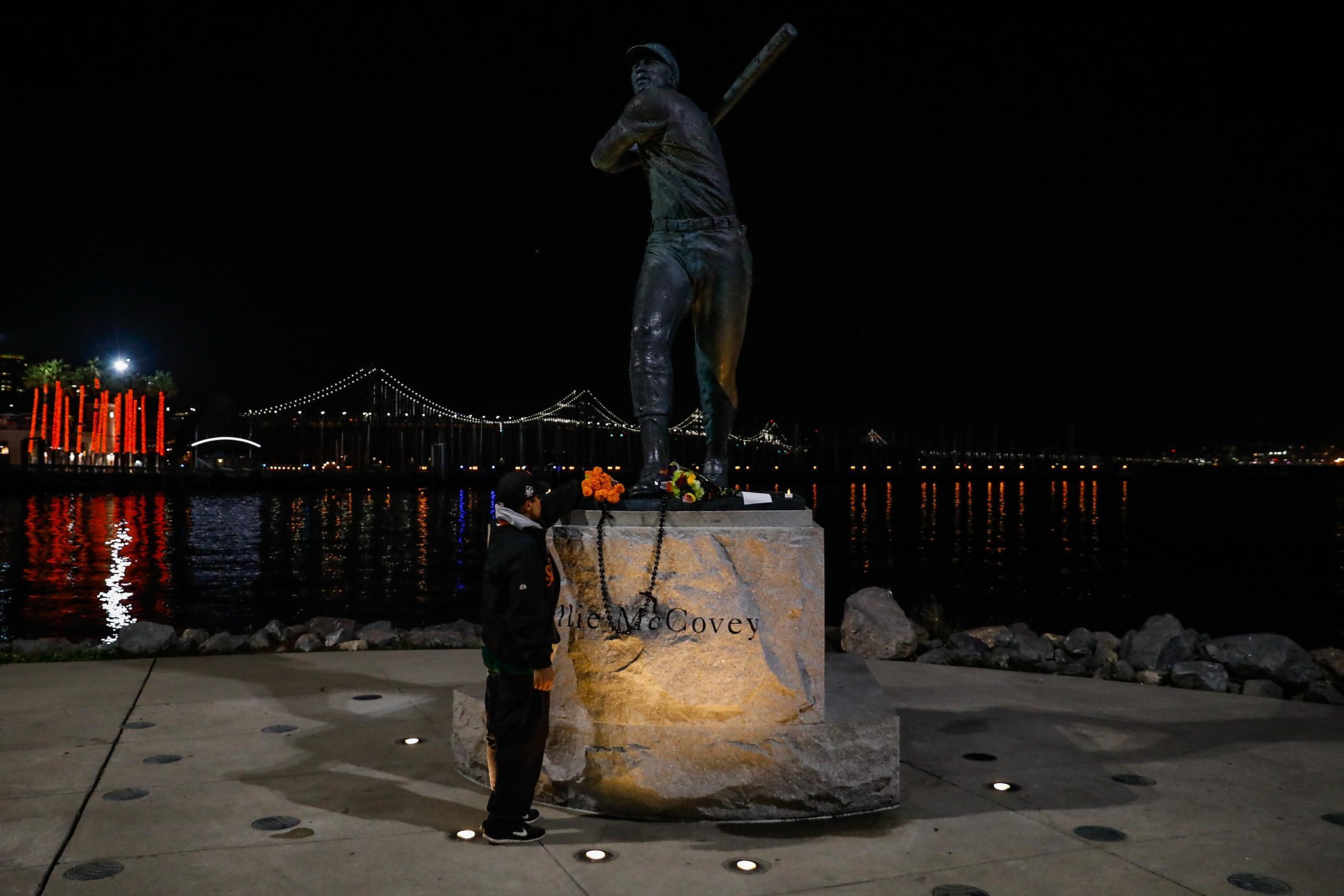 Outside AT&T ballpark, a hushed, mournful vigil for Willie McCovey