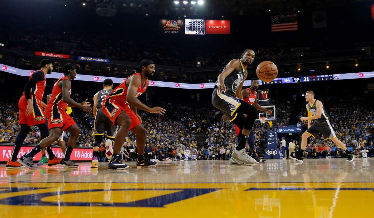Kevin Durant (35) reaches for a loose ball in the first half as the Golden State Warriors played the New Orleans Pelicans at Oracle Arena in Oakland, Calif., on Wednesday, October 31, 2018.