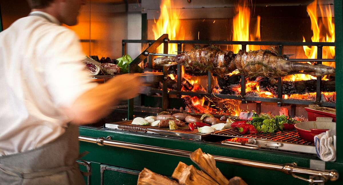 Ресторан с грилем на столе москва. Josper Grill Restaurant. Гриль ресторанный. Повар гриль. Бразильский гриль.