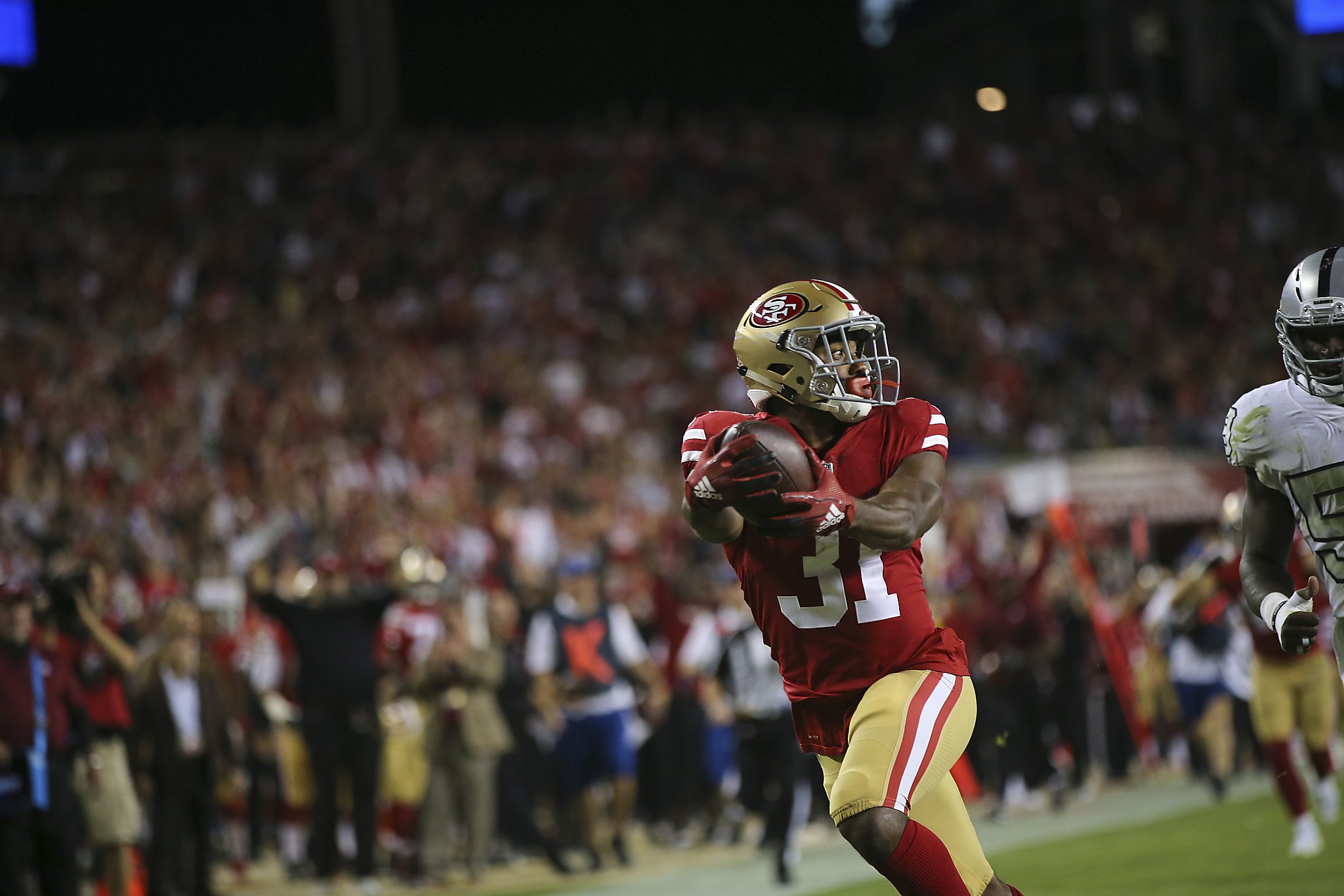 VIDEO: Fans fight at 49ers-Raiders game; 31 fans arrested, 93 ejected 