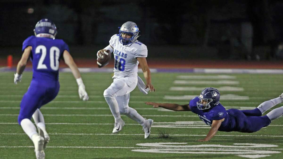 La Vernia pulls away in regional semifinals