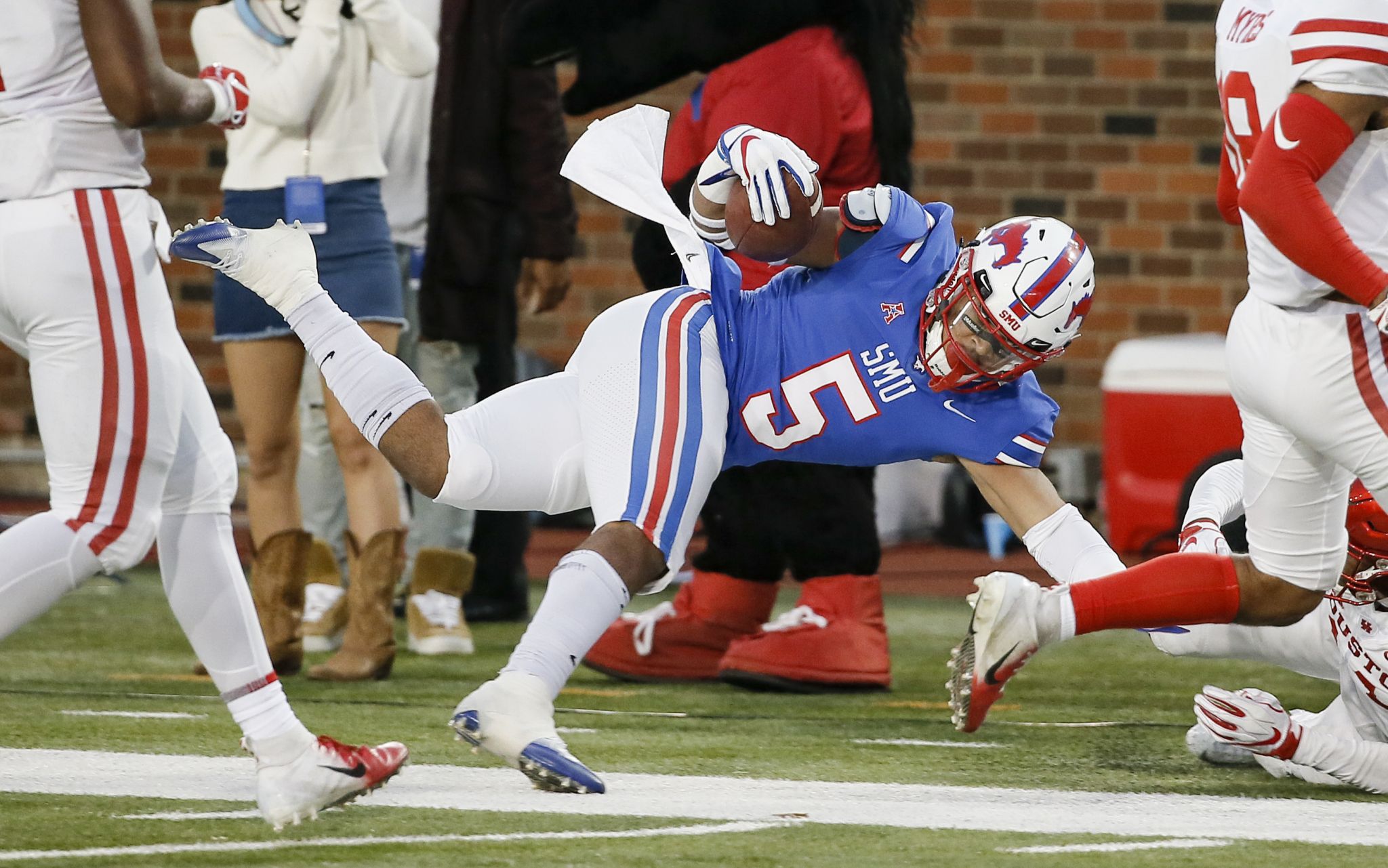 UH suffers stunning loss to SMU