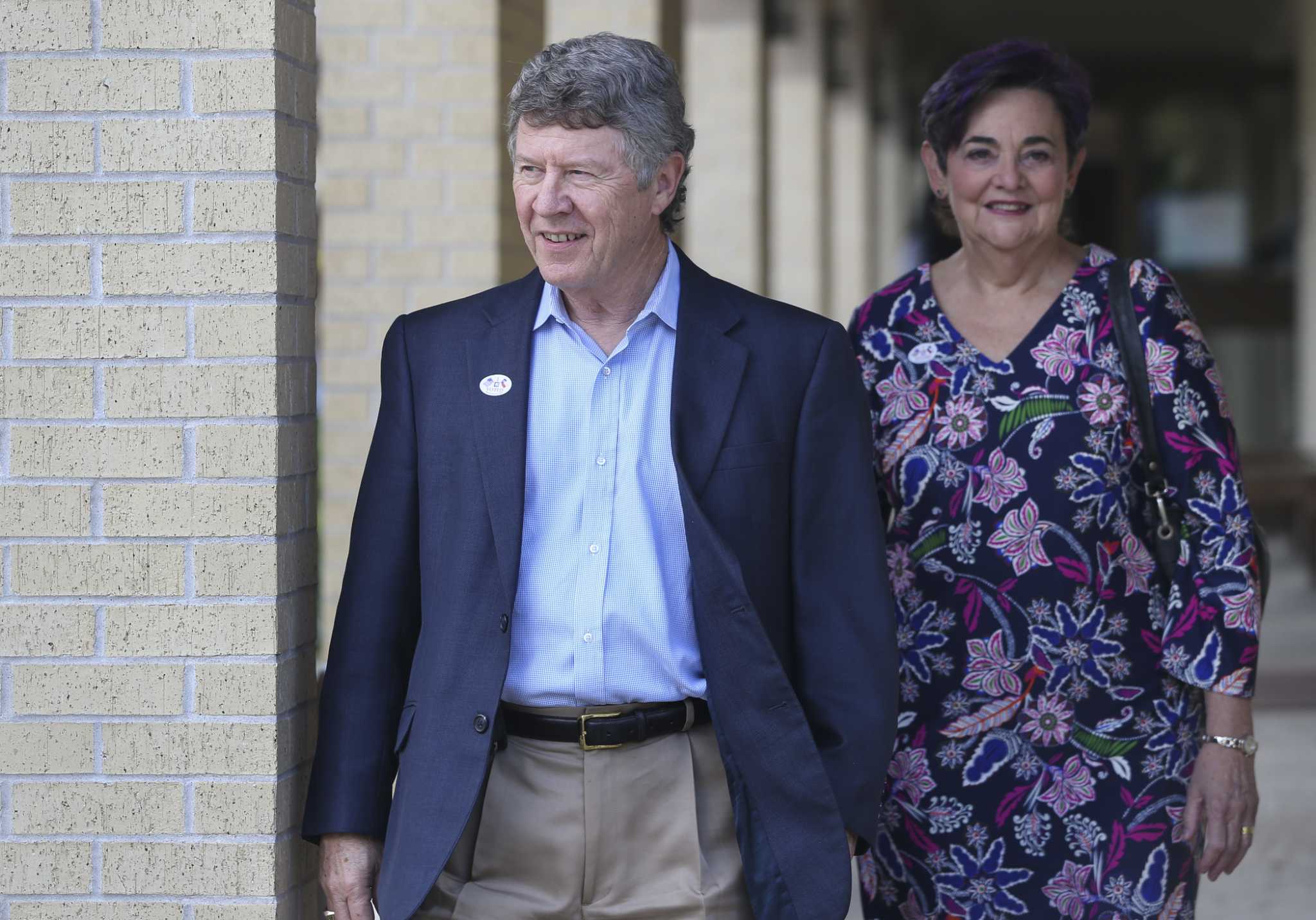 Emmett narrowly leads Hidalgo in Harris County judge race
