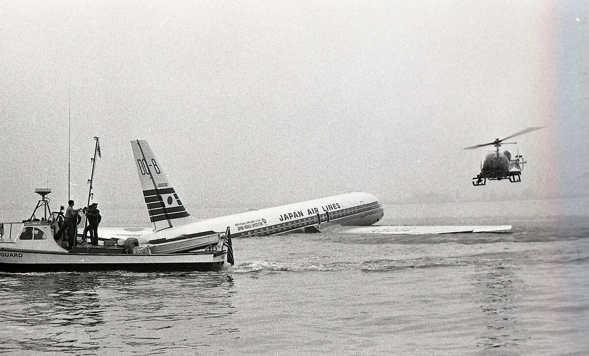 一架载有107名乘客的日本航空DC-8飞机在跑道外降落，在旧金山湾Coyote point附近降落。1968年11月22日，无人受伤