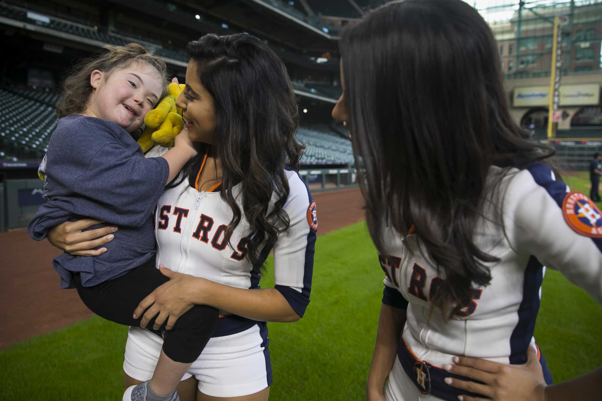 Sunshine Kids get special day inside Minute Maid Park with Craig Biggio