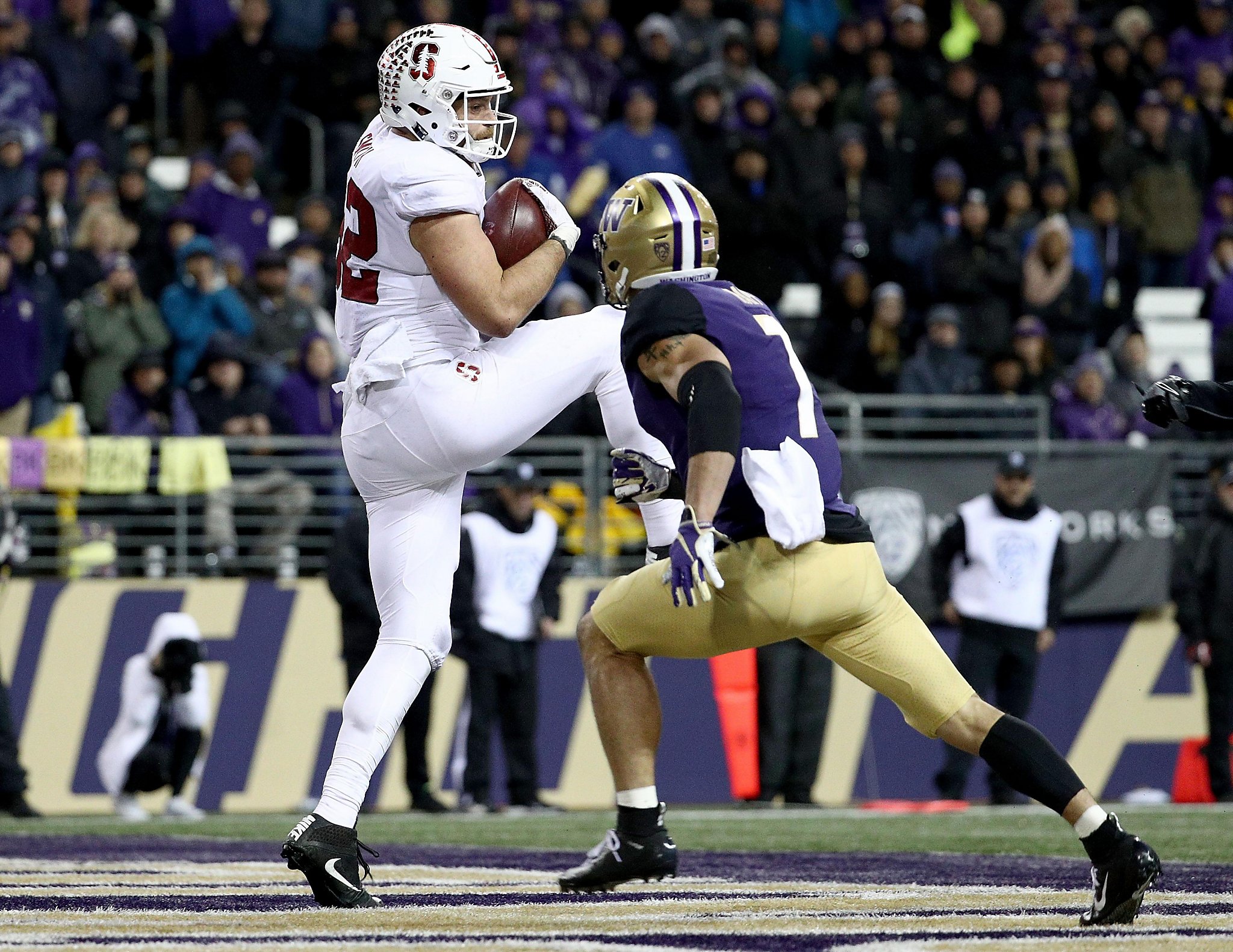 News Photo : Taylor Rapp of the Washington Huskies runs his 40