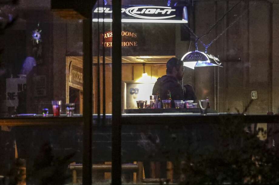 Police work int he area after a gunman opened fire late Wednesday at a Thousand Oaks bar packed with hundreds of people attending a popular event for college students, causing multiple fatalities on November 8, 2018 in Thousand Oaks, California. The gunman burst into the bar around 11:20 p.m., cloaked in all black as he threw smoke bombs and began shooting at targets as young as 18 inside the Borderline Bar & Grill, authorities and witnesses said. Photo: Irfan Khan/Getty Images