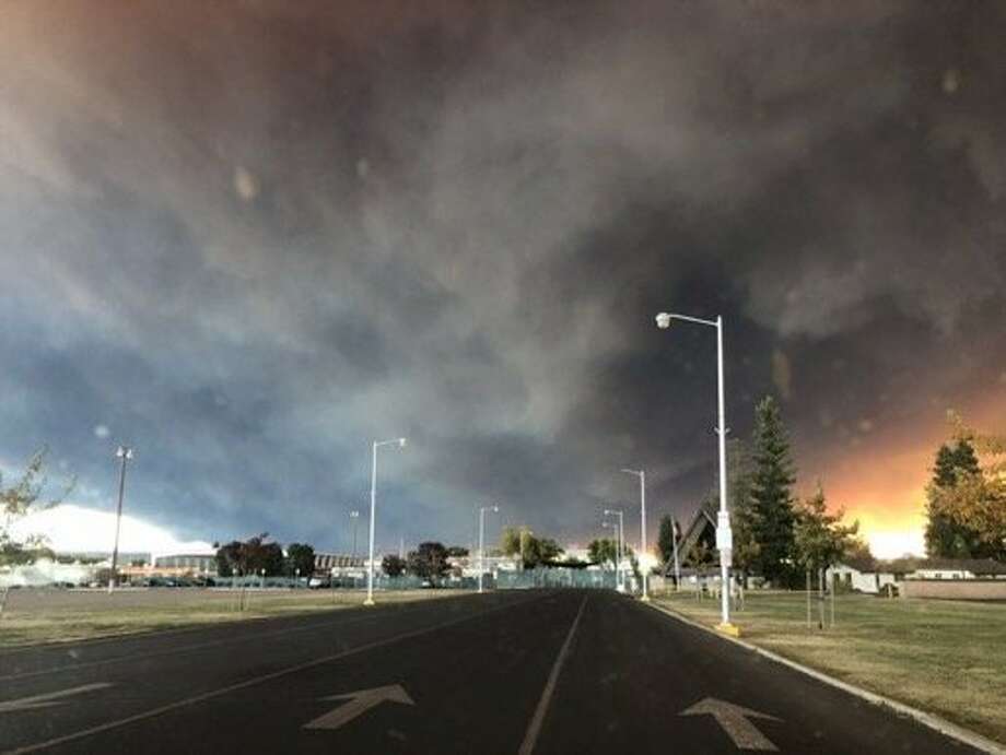 Twitter user jackieglazerr captured dark plumes of smoke from the Camp Fire filling the sky over Fair Street in Chico. Photo: Jackie Glazer