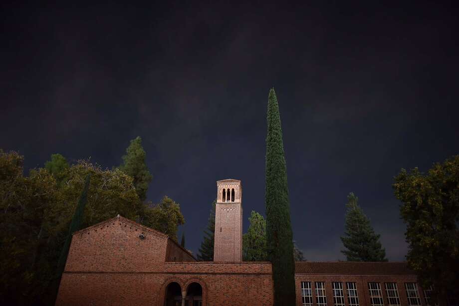Smoke blankets the air over the California State University, Chico, which is 15 miles from the Camp Fire burning near Paradise, Calif. on Nov. 8, 2018. Photo: Jason Halley
