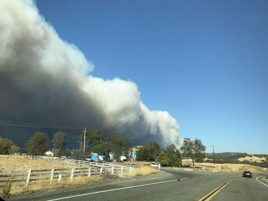 Smoke from the Camp Fire is seen from Durham-Pentz Rd. on Thursday, Nov. 8, 2018 in Paradise, Calif. Photo: Gabirelle Lurie, The Chronicle