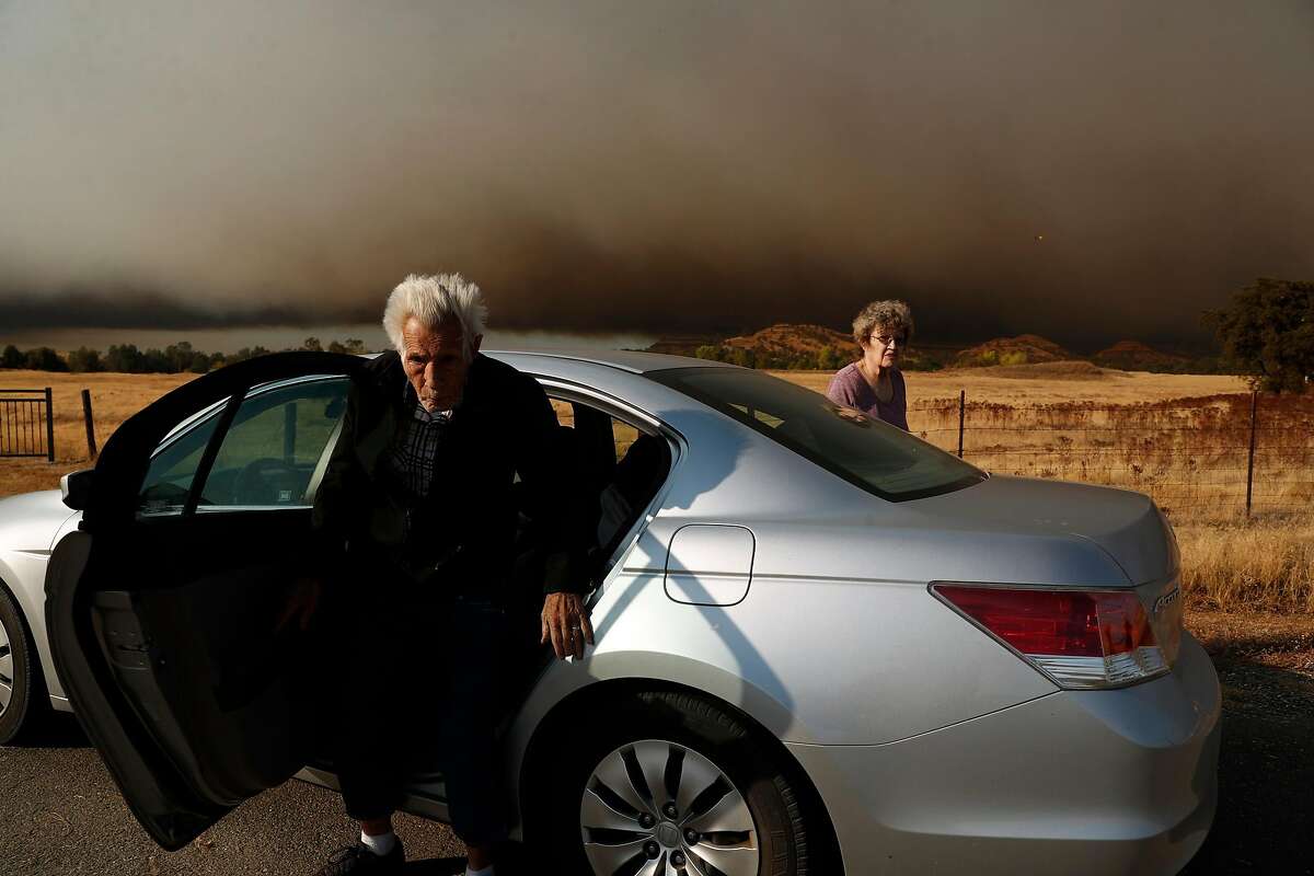 吉姆和艾琳·库珀在加利福尼亚州巴特县的营火中从天堂撤离后走出了他们的车。2018年11月8日，星期四。