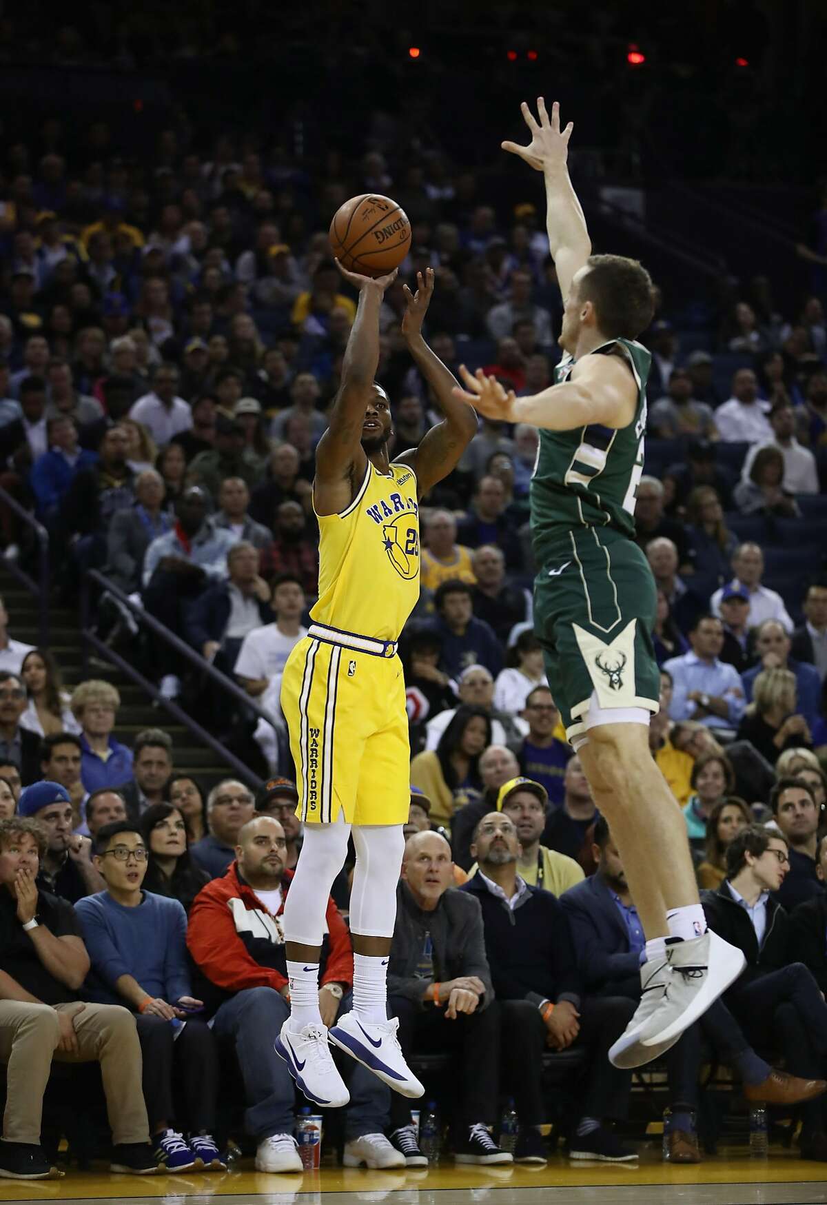 Curry injures left foot in Warriors blowout loss to Celtics