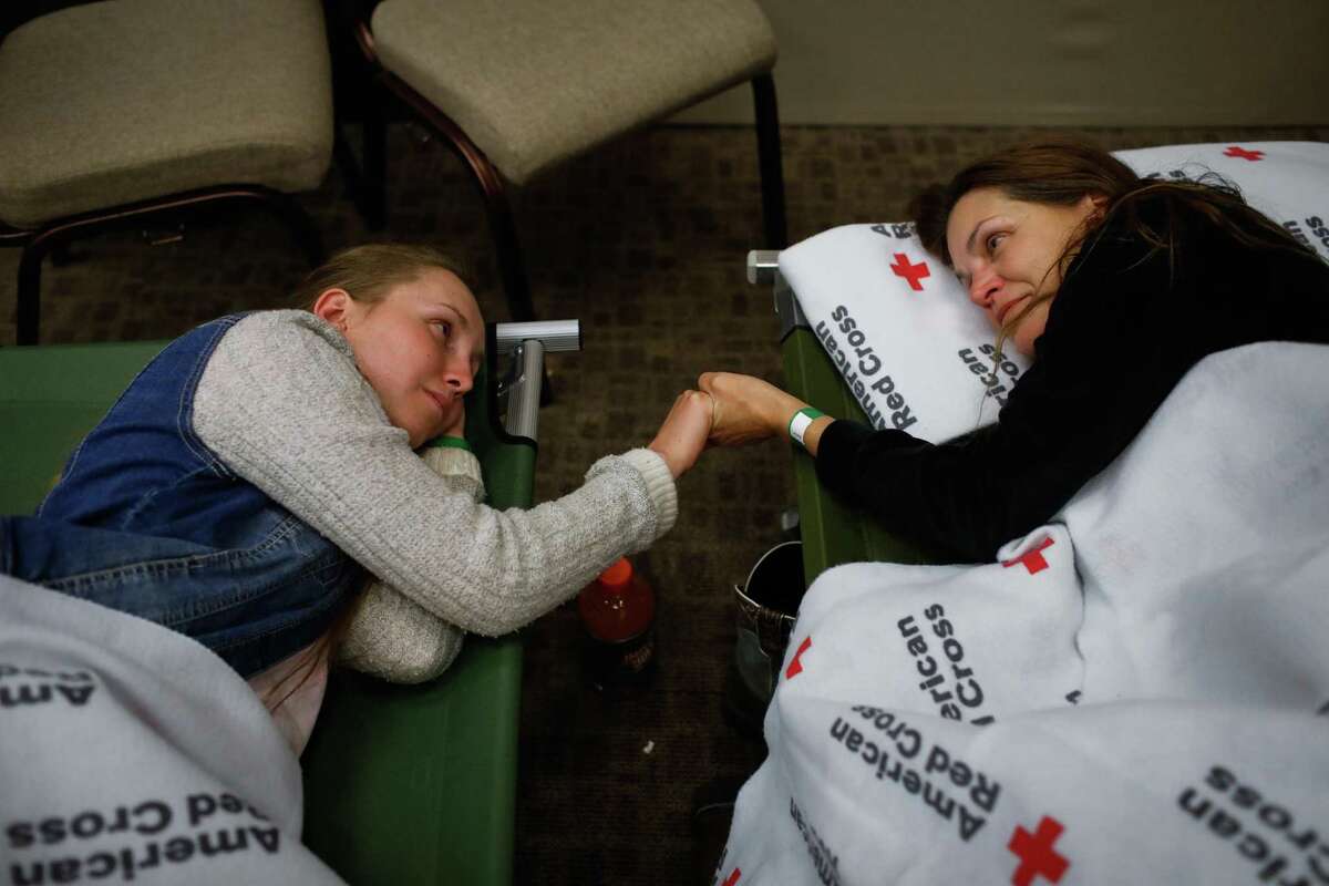 2018年11月8日星期四，在加利福尼亚州奇科的红十字会避难所，逃离天堂家园的灾民海蒂·毕格罗(右)和18岁的女儿玛丽娜·乔伊·毕格罗(左)在一起。