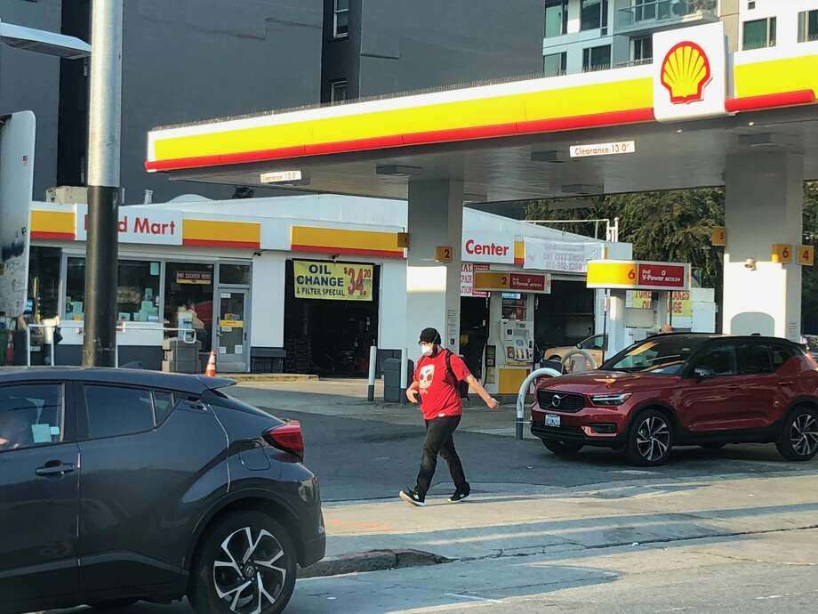 People are seen wearing masks on Friday, Nov. 9, 2018 in San Francisco. Bay Area residents woke to a strong, sickening smell of smoke inside their homes Friday morning as thick, sooty air from the Camp Fire near Chico poured into the region. Photo: Susana Guerrero/ SFGATE