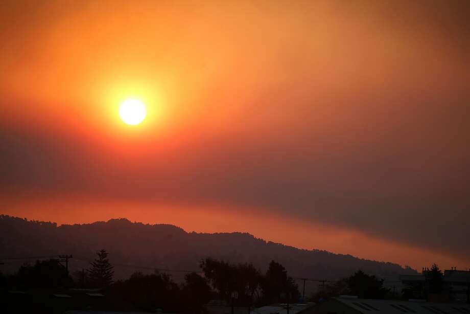 The sun rises above the East Bay hills through a smoky haze in Berkeley, Calif. on Friday, Nov. 9, 2018. Air quality in the region remains unhealthy while smoke from the Camp Fire in Butte County continues to drift to the south. Photo: Paul Chinn, The Chronicle