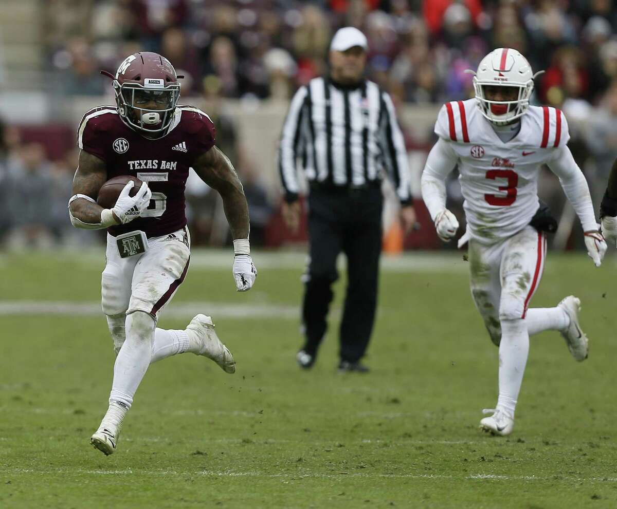 COLLEGE STATION, TEXAS - NOVEMBER 10: Trayveon Williams #5 of the Texas A&M Aggies rushes past Vernon Dasher #3 of the Mississippi Rebels for a 46 yard touchdown in the fourth quarter at Kyle Field on November 10, 2018 in College Station, Texas. (Photo by Bob Levey/Getty Images)
