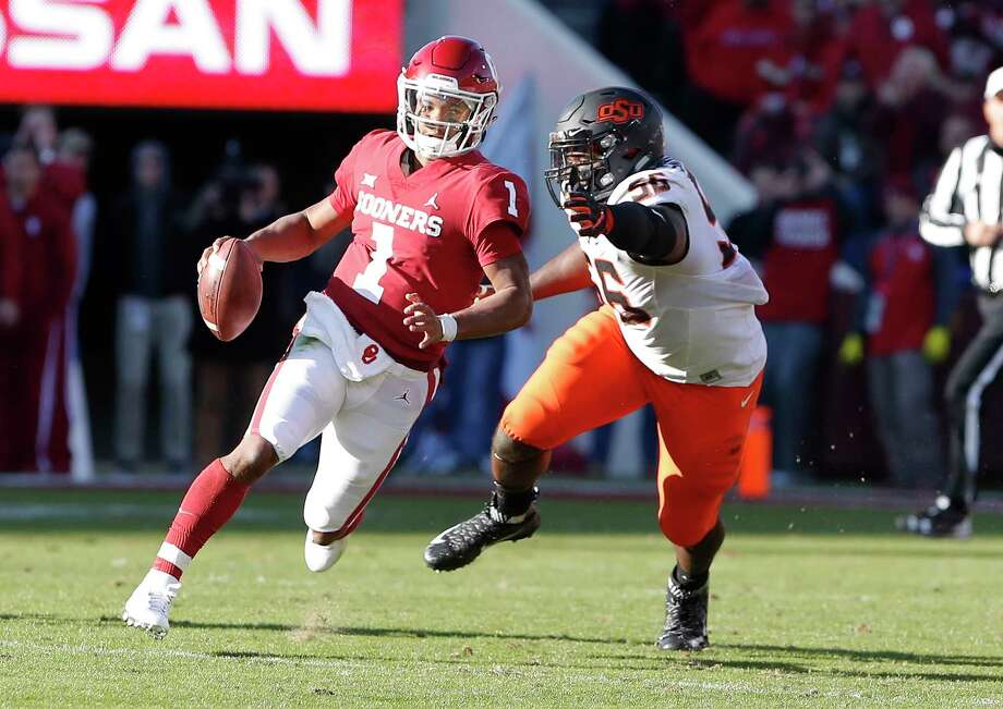 Le quart-arrière de l’Oklahoma Kyler Murray (1) se bat pour une première descente devant le tacle défensif d’Oklahoma State Enoch Smith Jr. (56 ans) lors du deuxième quart d’un match de football universitaire de la NCAA à Norman, Oklahoma, samedi 10 novembre 2018. ( AP Photo / Alonzo Adams) Photo: Alonzo Adams / AP Photo / Alonzo Adams