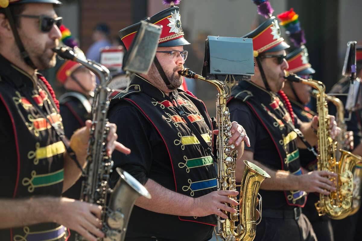 2018年11月11日，旧金山男女同性恋自由乐队的成员在庆祝第一次世界大战结束100周年的退伍军人节游行中表演。