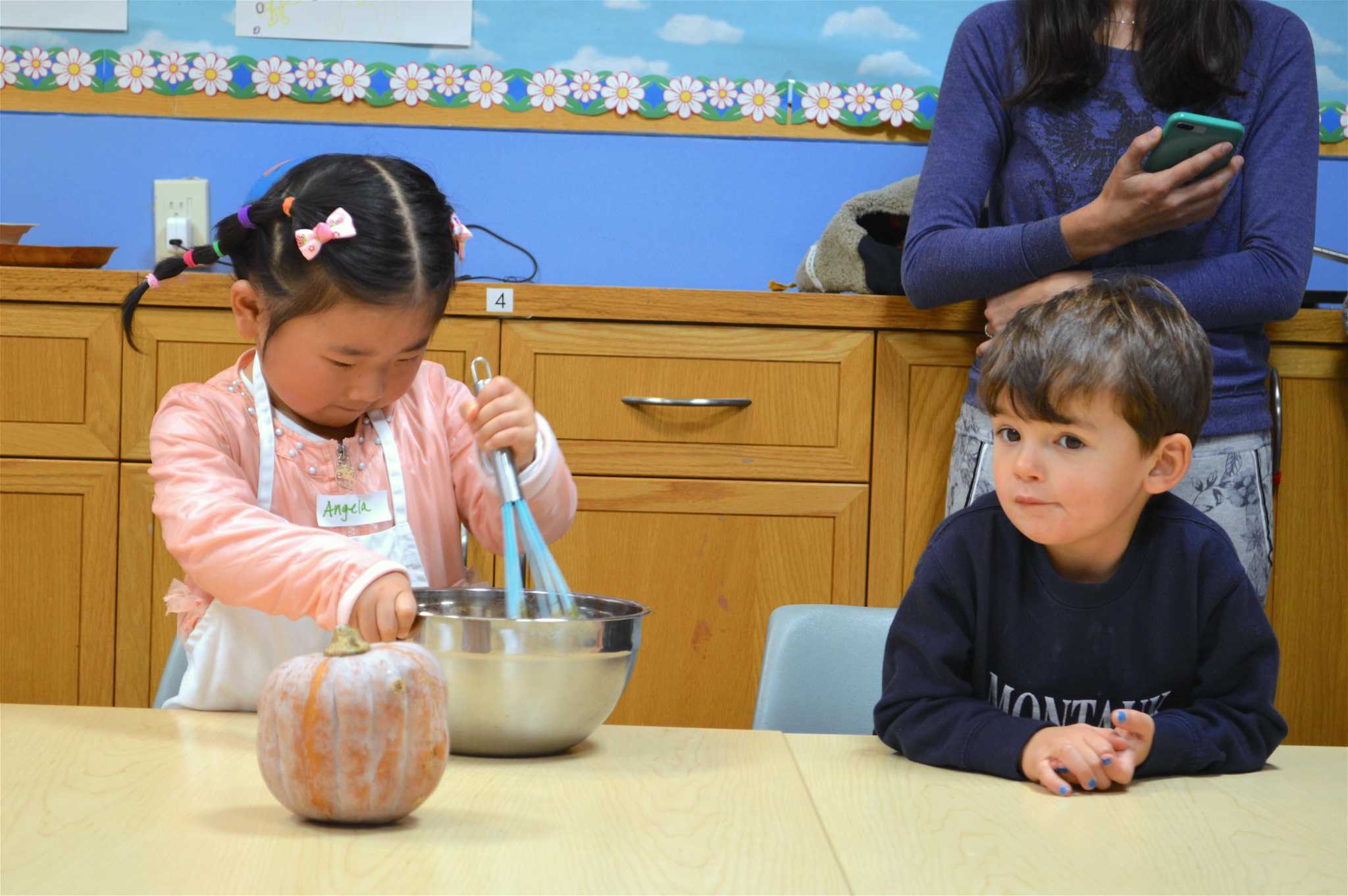 In Pictures / Cooking with Kids class at library