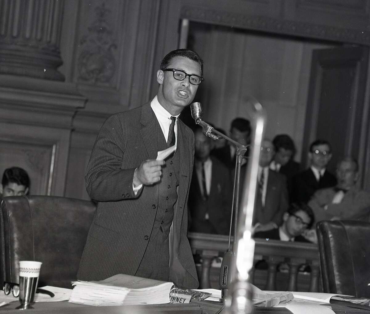 监事乔治·莫斯康在监事会议上讨论旧金山高速公路问题，1964年5月