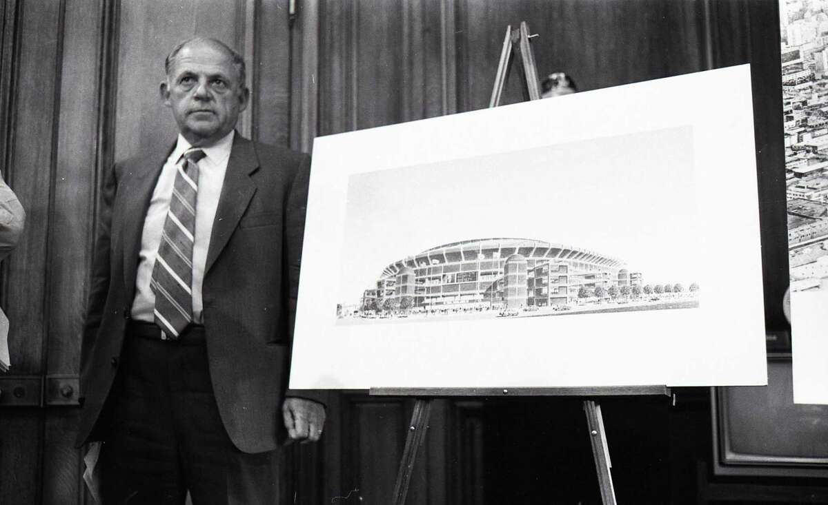 Aug. 5, 1987: Bob Lurie shows off a new downtown San Francisco stadium design at a press conference with Dianne Feinstein.