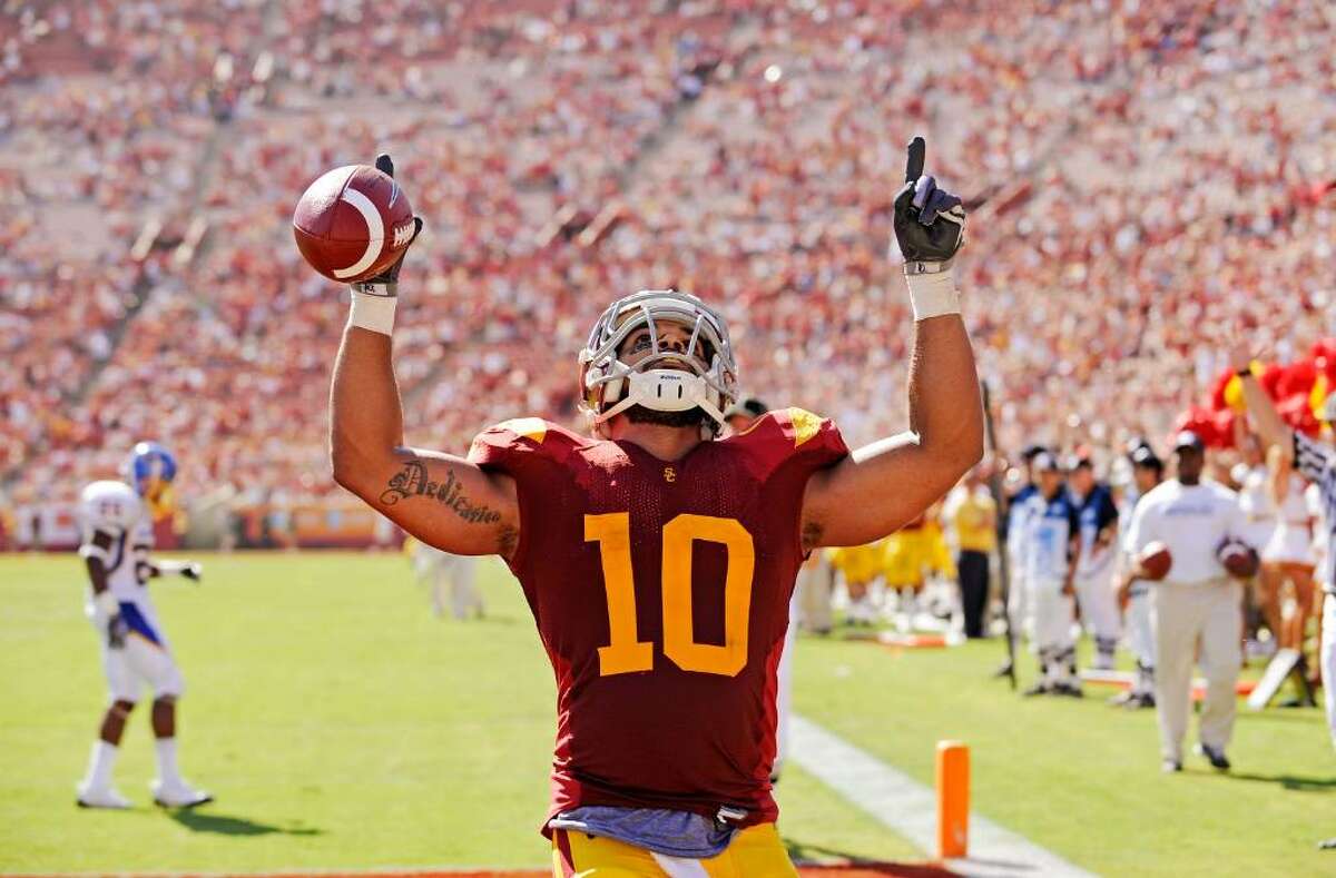 LOS ANGELES, CA - SEPTEMBER 05: D.J. Shoemate #10 of the USC Trojans celebrates after scoring a touchdown against the San Jose State Spartans during the fourth quarter at Los Angeles Memorial Coliseum on September 5, 2009 in Los Angeles, California. USC won 56-3. (Photo by Kevork Djansezian/Getty Images) *** Local Caption *** D.J. Shoemate
