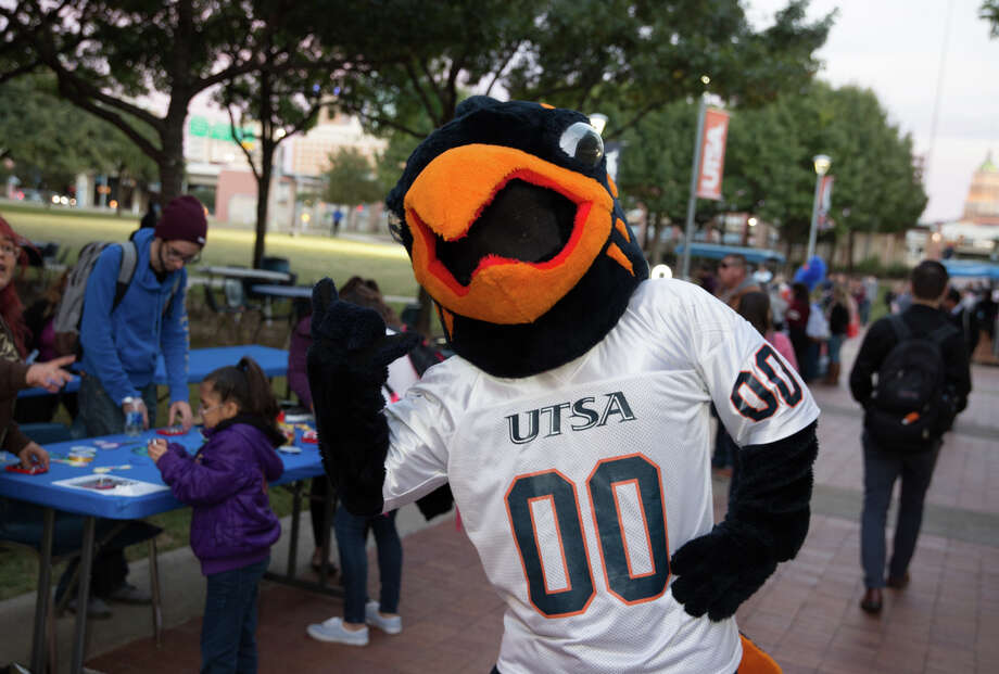 Photos UTSA spreads holiday cheer at Light Up the Plaza mySA