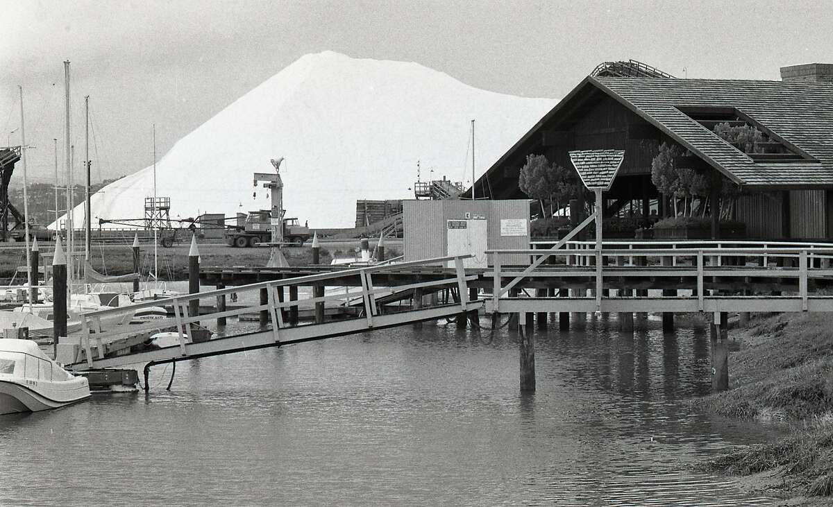 1977年3月29日，莱斯利盐业公司从红木城的盐池和巨大的盐山中收获盐，这座盐山坐落在红木城码头和101号高速公路附近