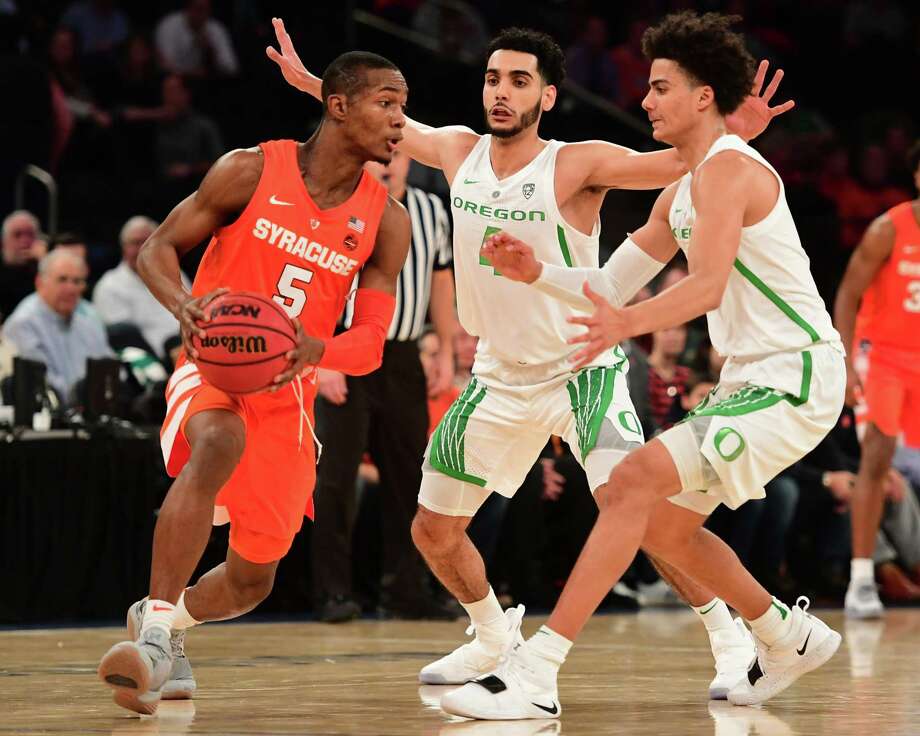 NEW YORK, NEW YORK - NOVEMBER 16: Jalen Carey, no. 5 of the Syracuse Orange, dodges the defense of Ehab Amin # 4 and Will Richardson of Oregon Ducks in the first half of the match against Syracuse Orange at from the classic 2k Empire Classic at Madison Square Garden on November 16, 2018 in New York. (Photo by Sarah Stier / Getty Images) Photo: Sarah Stier / 2018 Getty Images