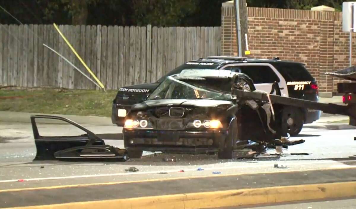 Man dies after being extracted from wreck in SW Houston