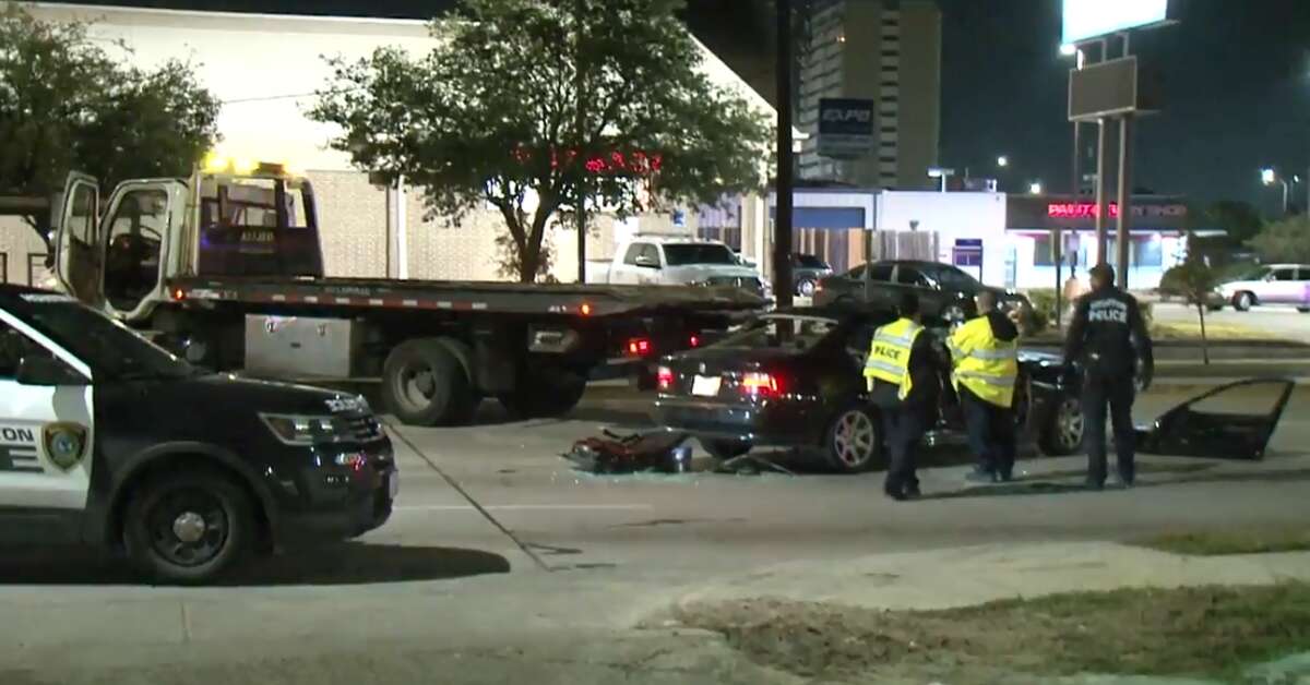 Man dies after being extracted from wreck in SW Houston