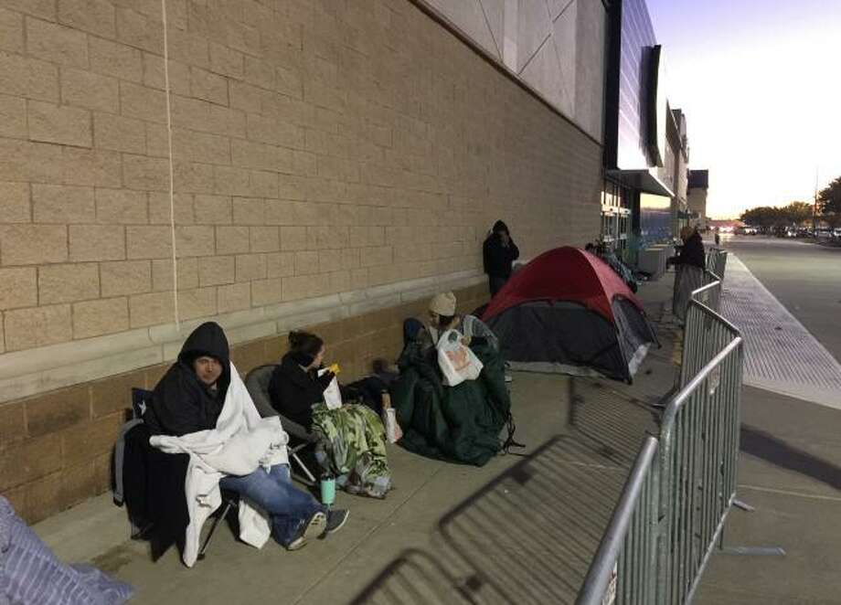 Buyers queuing early to get the best Black Friday deals at Katy's stores in 2017. Photo: Mike Glenn / Houston Chronicle / Mike Glenn / Houston Chronicle