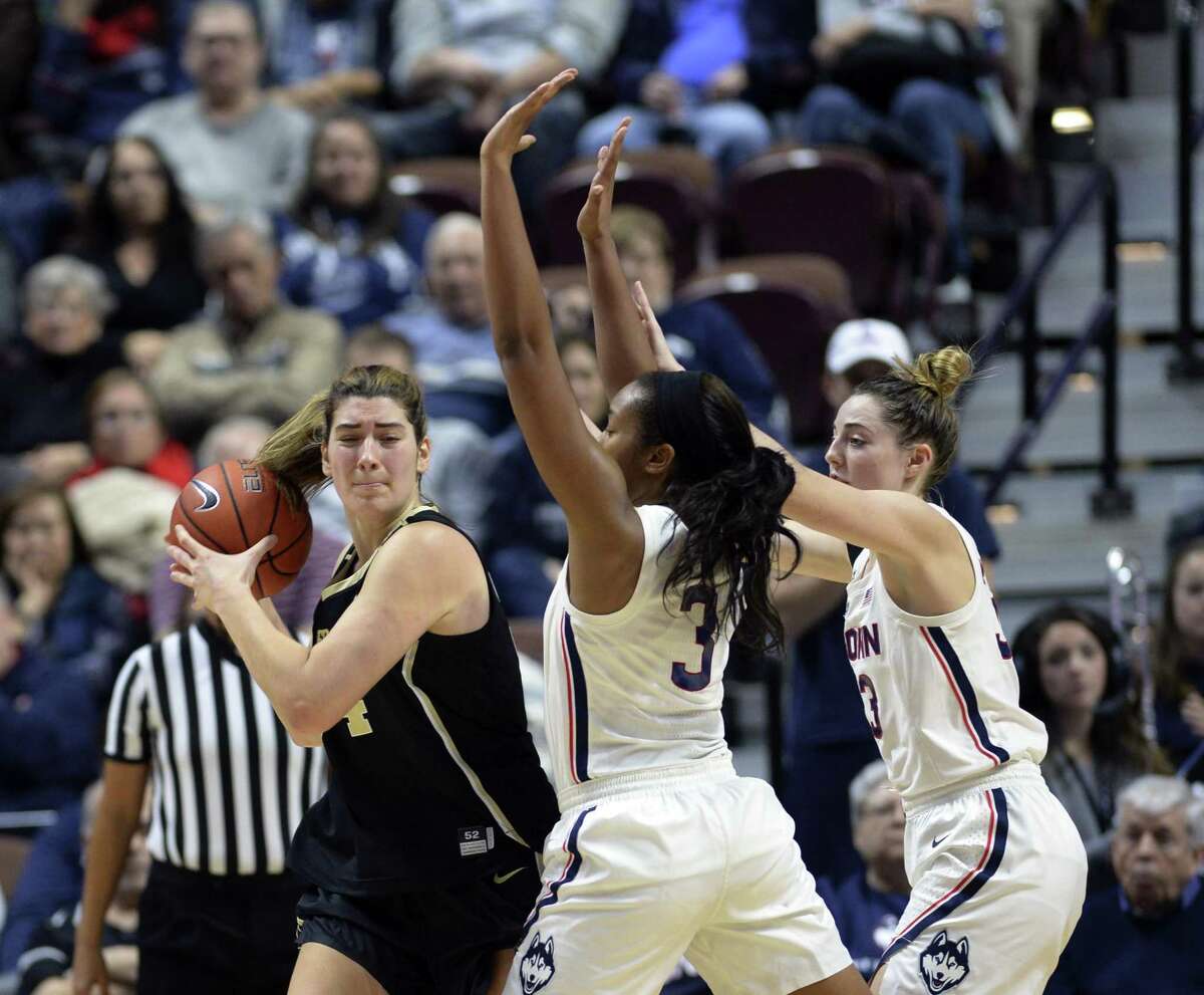 Vanderbilt’s Mariella Fasoula (34) tries to pass as UConn’s Megan Walker (3) and Katie Lou Samuelson defend during Saturday’s game in Uncasville.