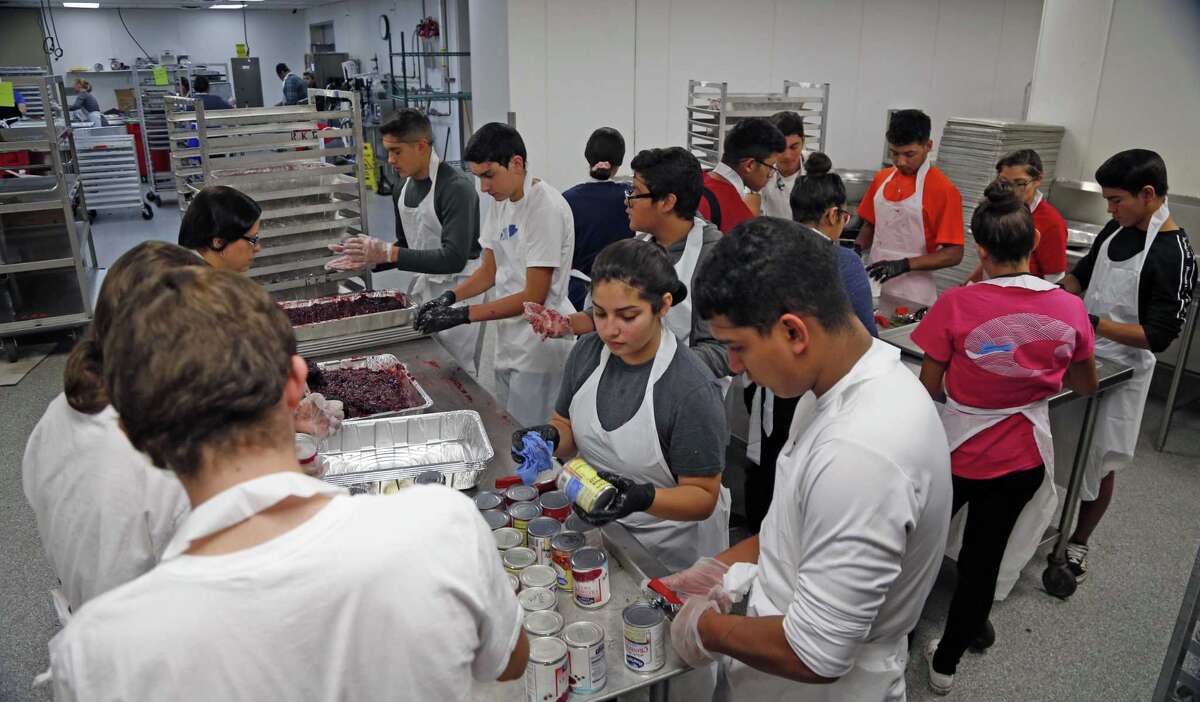 Volunteers prepare to feed 25,000 at annual Thanksgiving ...