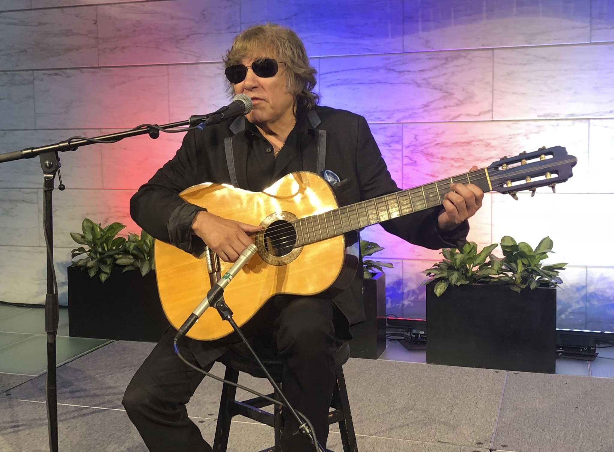 Jose Feliciano to stop at Trumbull mall on Black Friday