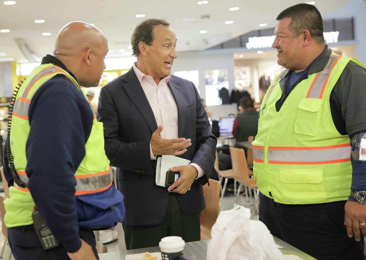 Oscar Munoz, CEO of United Airlines, talks to employees on a recent visit to Bush Intercontinental Airport in Houston on Wednesday, Oct. 24, 2018.