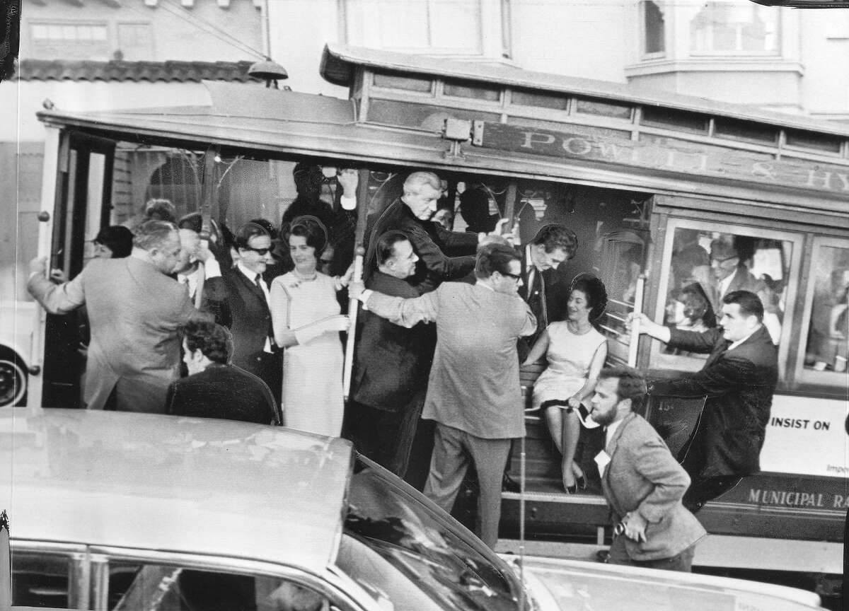 她的安全团队软化了态度，玛格丽特公主得以乘坐缆车。1965年11月5日，当汽车开始在海德街爬升时，每个人都紧紧抓住汽车。，第8页