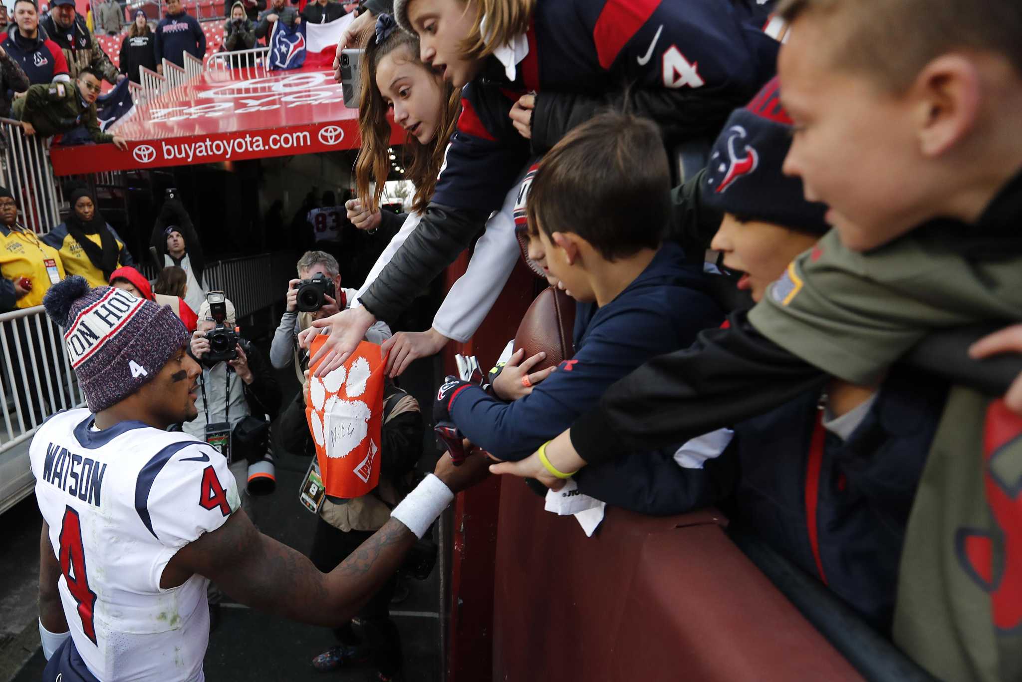 Solomon: What to wear? What to wear? Texans fans lack appealing