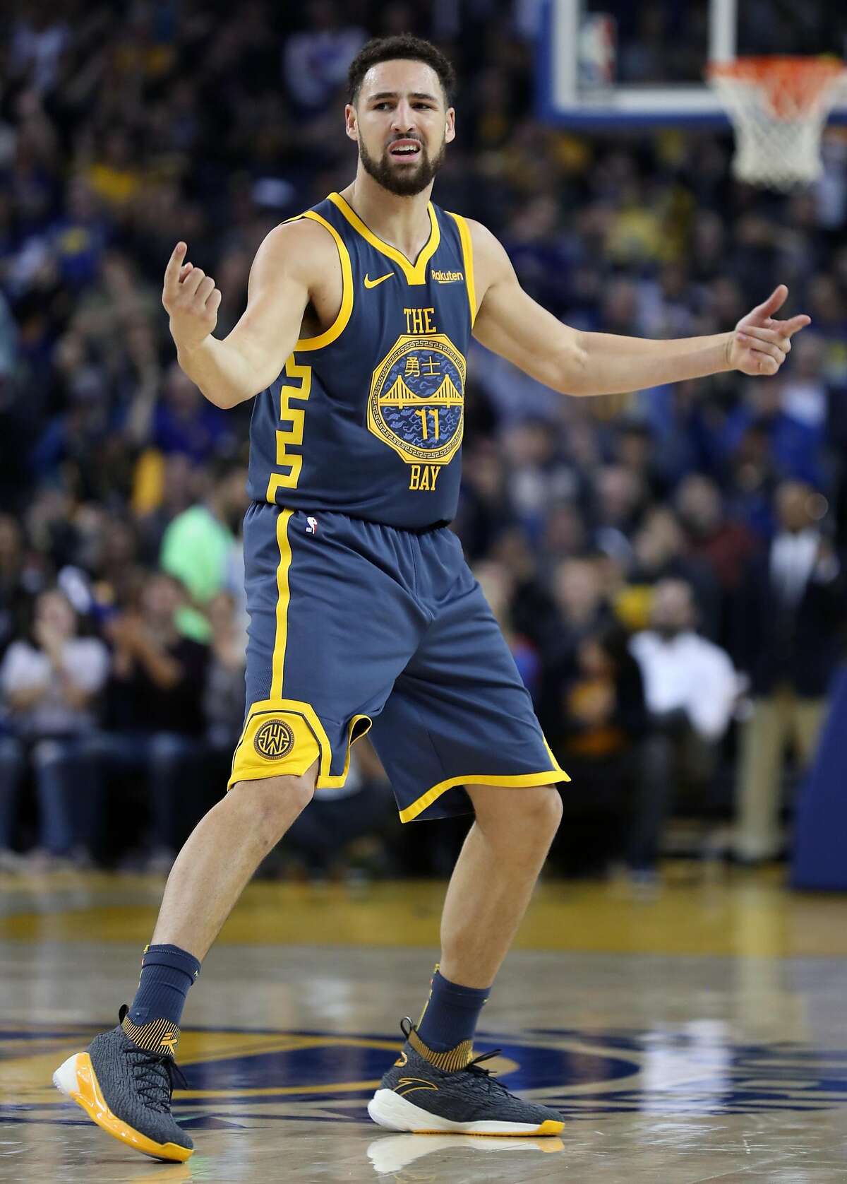 Warriors' Klay Thompson scores sports drink, Chinese shoe deals