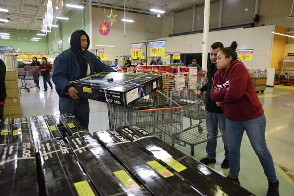 Long Lines Heavy Bags As San Antonians Kick Off Holiday