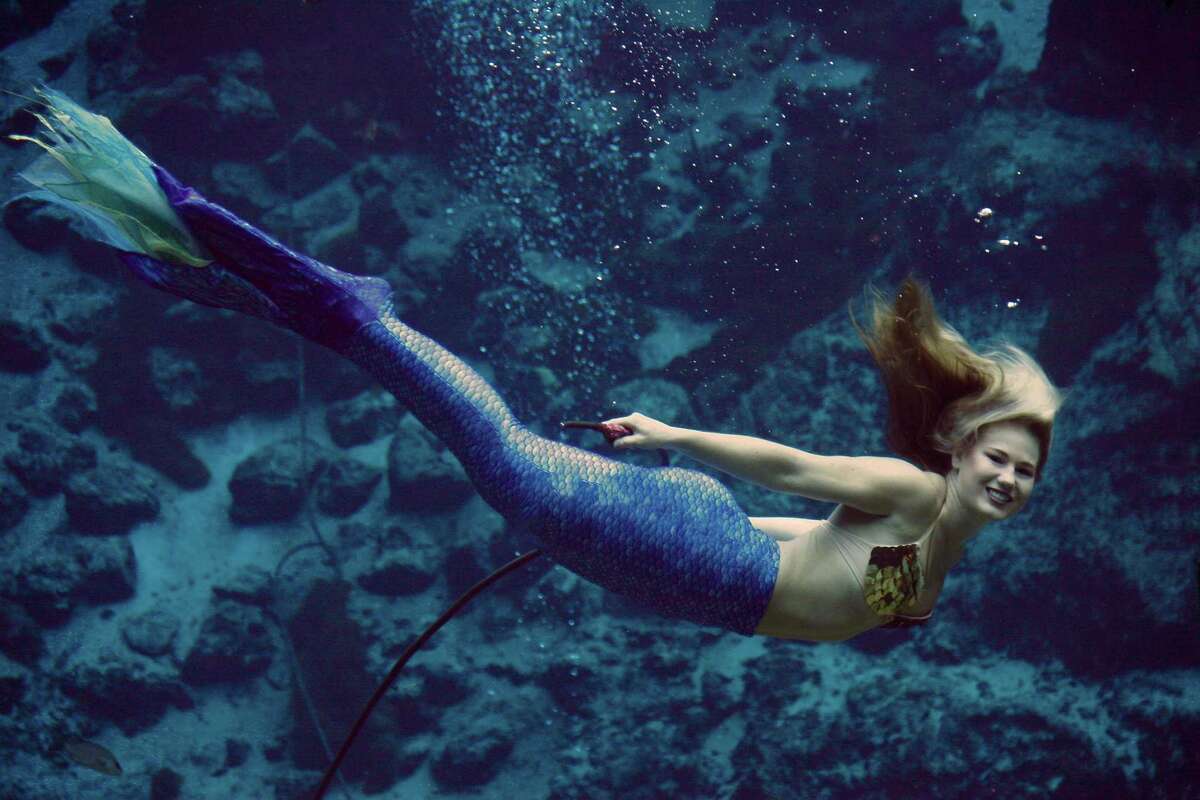 Near Tampa, a familyfriendly underwater mermaid show endures
