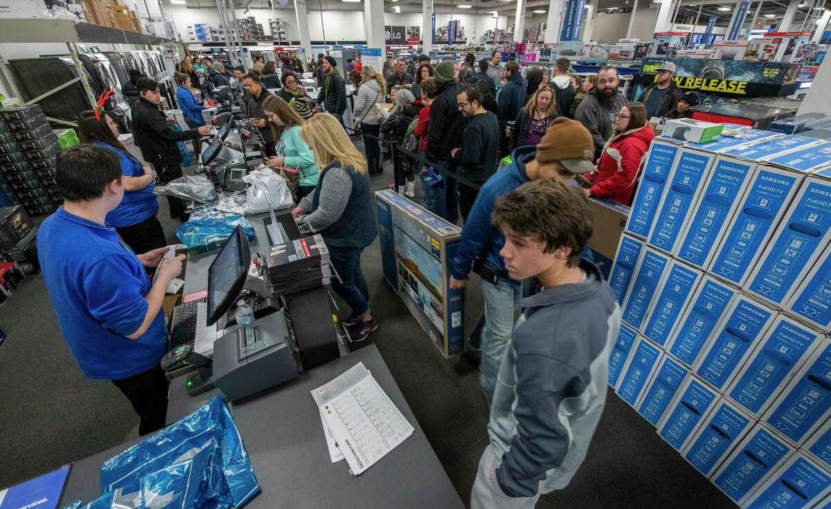 Shoppers were out in force at Best Buy at Crossgates Mall on Black Friday Nov. 23, 2018 in Albany, N.Y. (Skip Dickstein/Times Union)