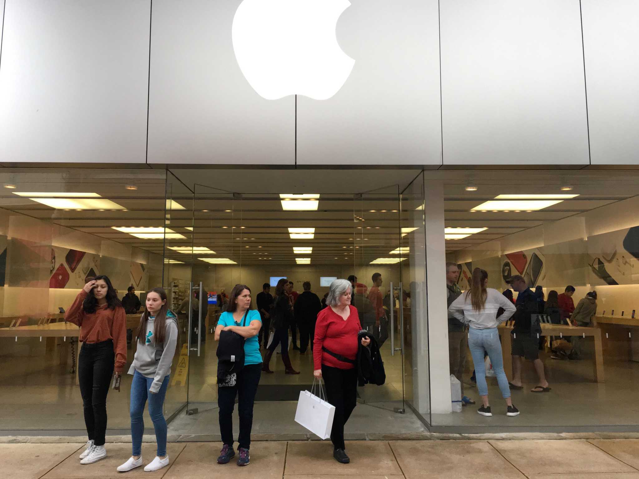 Apple temporarily closes its Texas stores