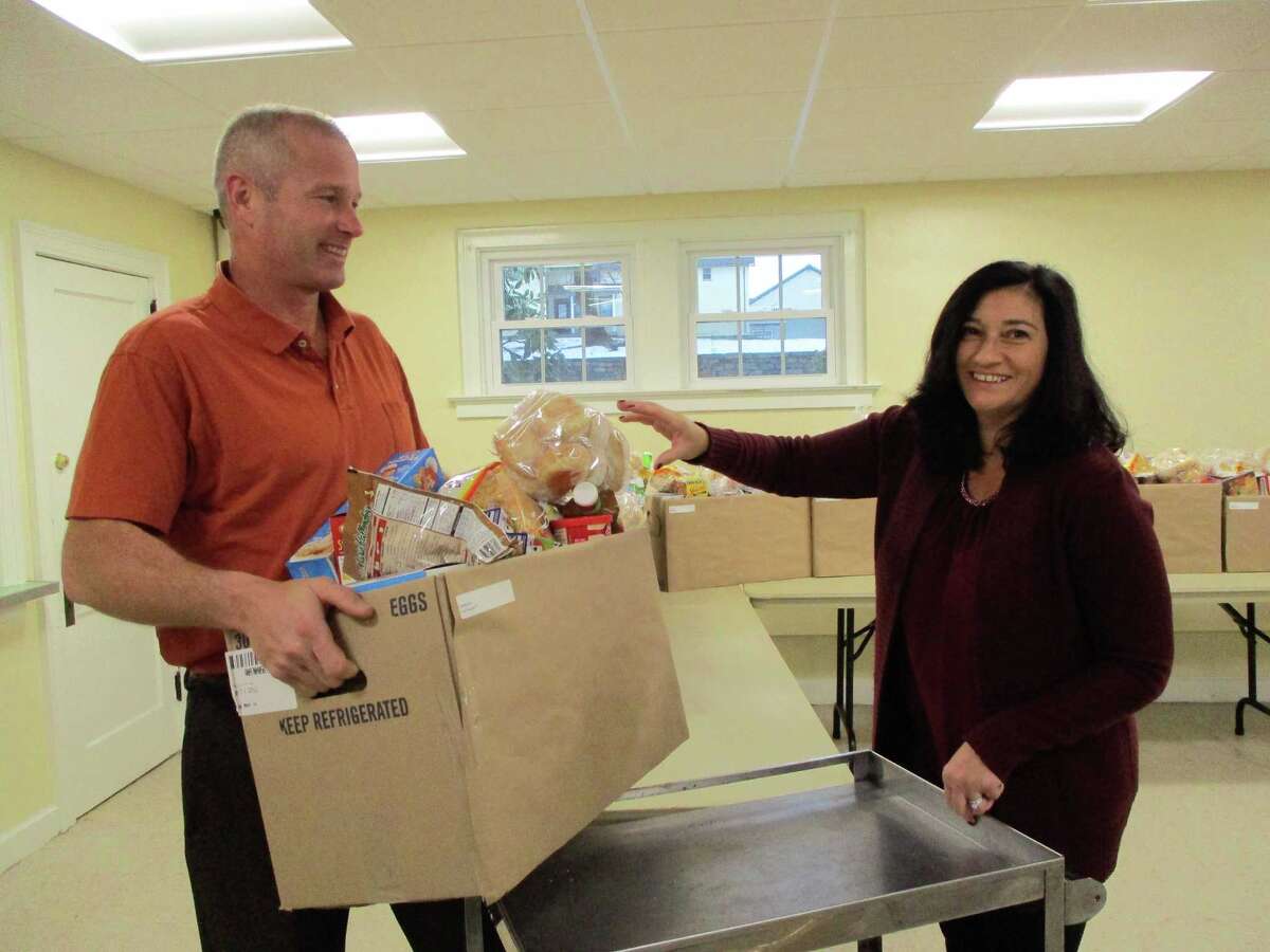 Morris provides Thanksgiving meals to local families