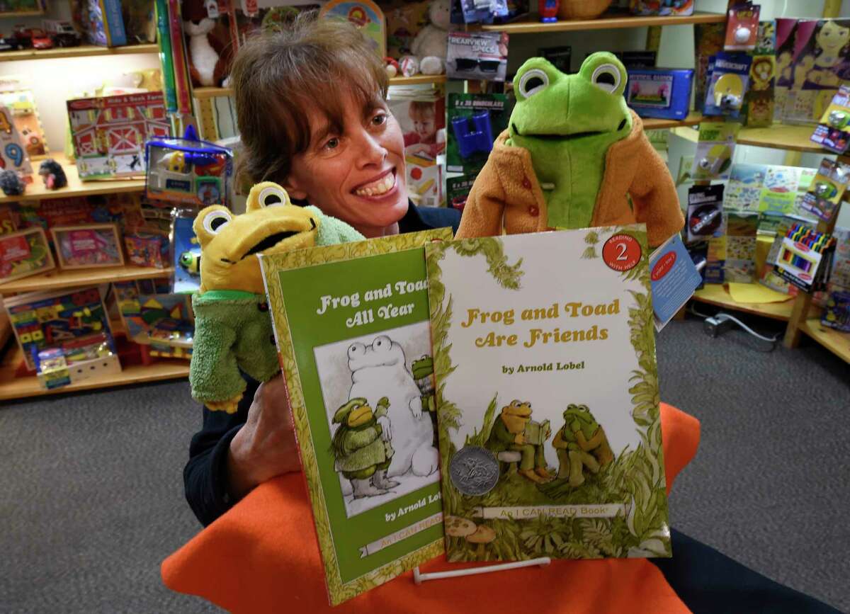 frog and toad plush dolls